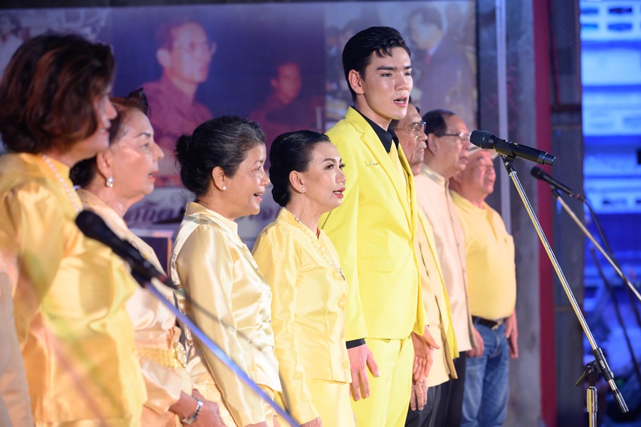 พร้อมเช่า ชุดสูทชาย สีเหลือง Bright Yellow 3-piece Suit พร้อมเสื้อกั๊ก