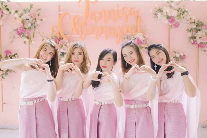 เช่า ชุดไทย ชุดเพื่อนเจ้าสาว ชุดไทยผ้าถุงสีกลีบบัว สไบเรียบสีชมพูอ่อน