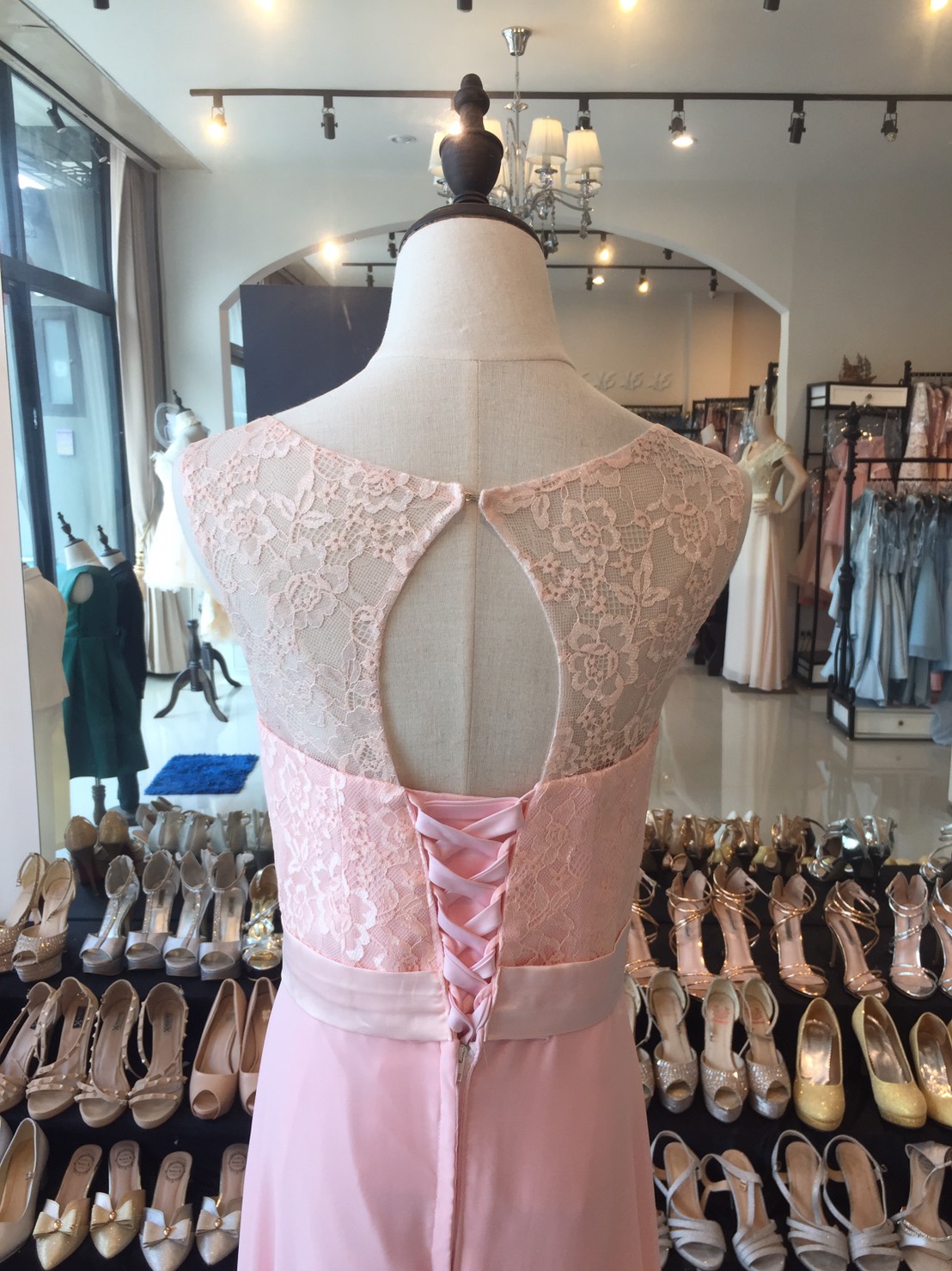 พร้อมส่ง ชุดราตรียาว แบบแขนกุด ผ้าชีฟอง แต่งผ้าลูกไม้ & โบว์ช่วงเอว สวยหวาน สีชมพู (เชือกผูกหลัง)