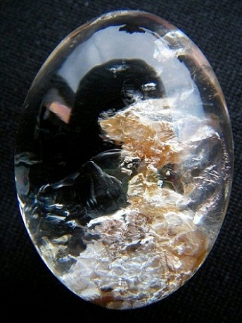 QU0010 QUARTZ น่าจัดอยู่ในสามกษัตริย์มังคละ มีเป็กทองคละด้านใน พบรอยรานใต้ก้นแก้ว ขนาดเม็ดแก้ว 20.61x27.85x14.92 mm. นน. 58.48 ct. ขายแล้ว