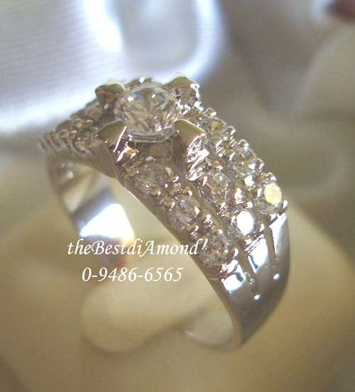 RL006RD+++แหวนแถว3แถว พร้อมเพชรตรงกลาง+++แหวนแถวที่สวยอีกวง มีเพชรขนาด 25 สต อยู่ตรงกลางดูสวยโดดเด่น ดีดูมากๆๆๆ เล่นไฟระยิบระยับเลยค่ะ