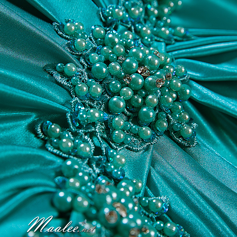 พร้อมเช่า ชุดราตรียาว แขนกุด สีเขียวน้ำทะเล เนื้อผ้ามันใส่สบาย แต่งมุกปักเลื่อมสวยหรูทั้งอกและเอว