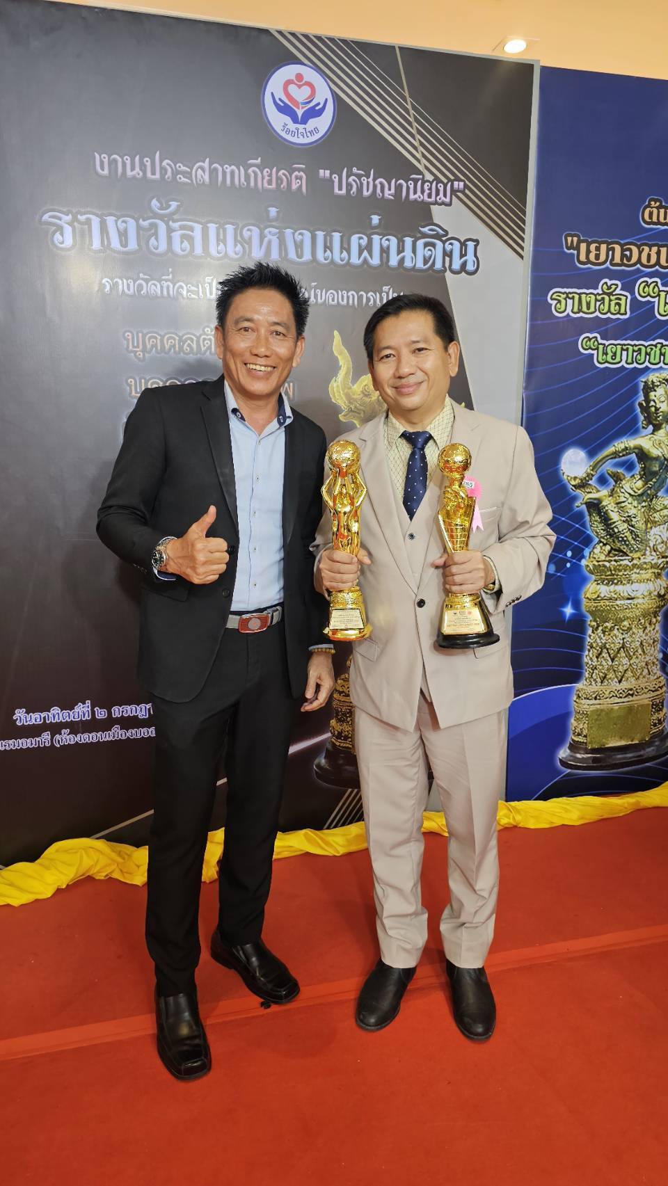 พร้อมเช่า ชุดสูทชาย สีเบจ คลาสสิก รุ่นกระดุมเดียว (พร้อมเสื้อกั๊ก)