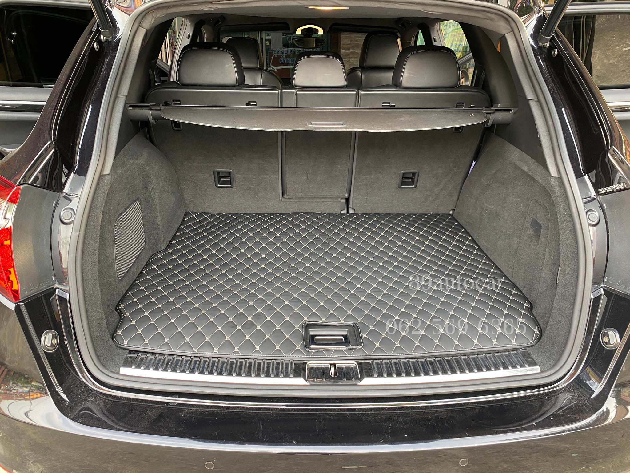 พรมรถยนต์ Porsche Cayenne 2013 ปูพรม8D สีดำด้ายทองเย็บติดกับไวนิลสีเทา เข้ารูป