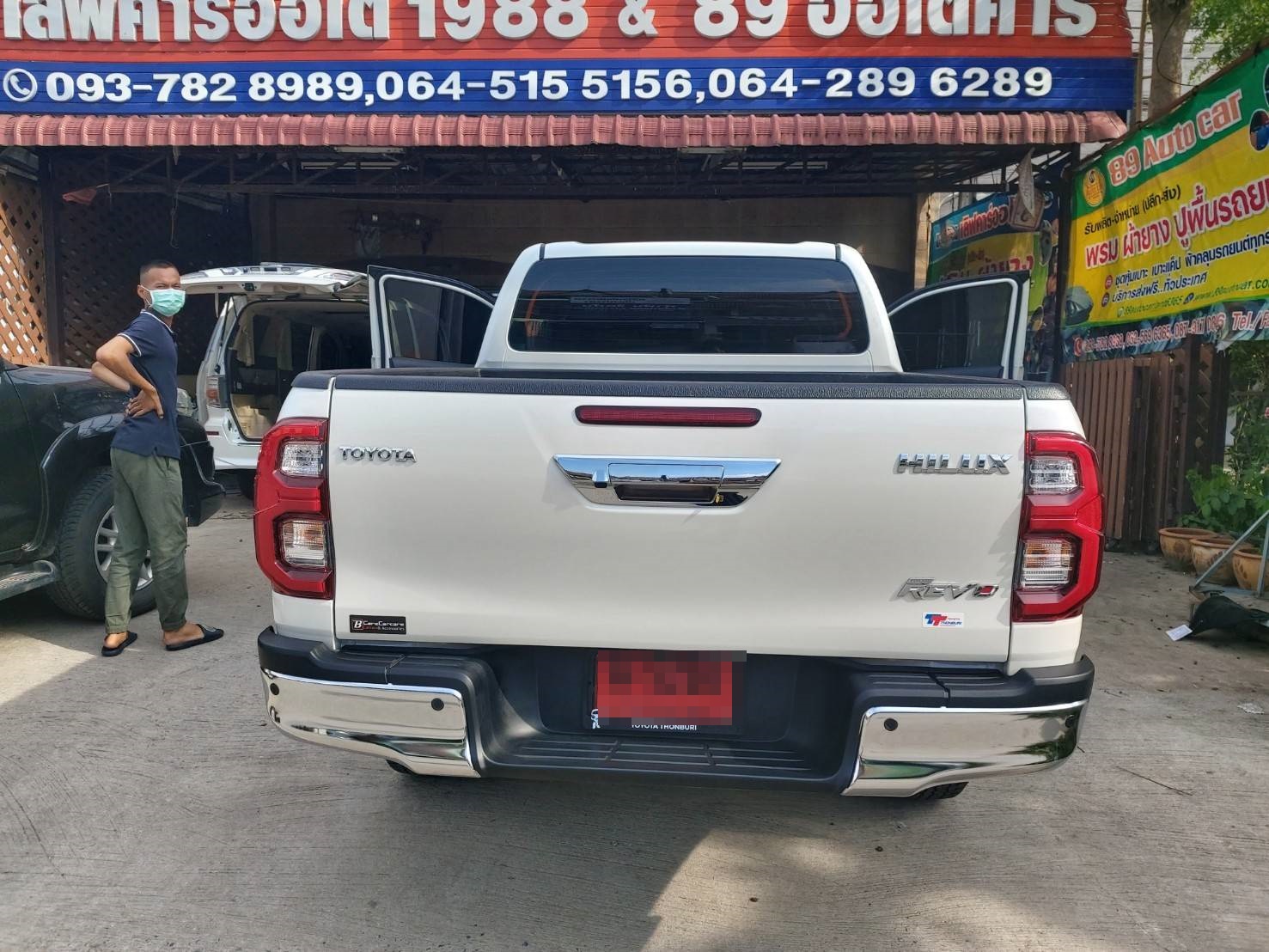 ขายพรมในรถยนต์ Toyota Revo 4 ประตู ปูพรม7Dสีน้ำตาลเข้ม + พรมดักฝุ่นสีครีม เต็มคัน