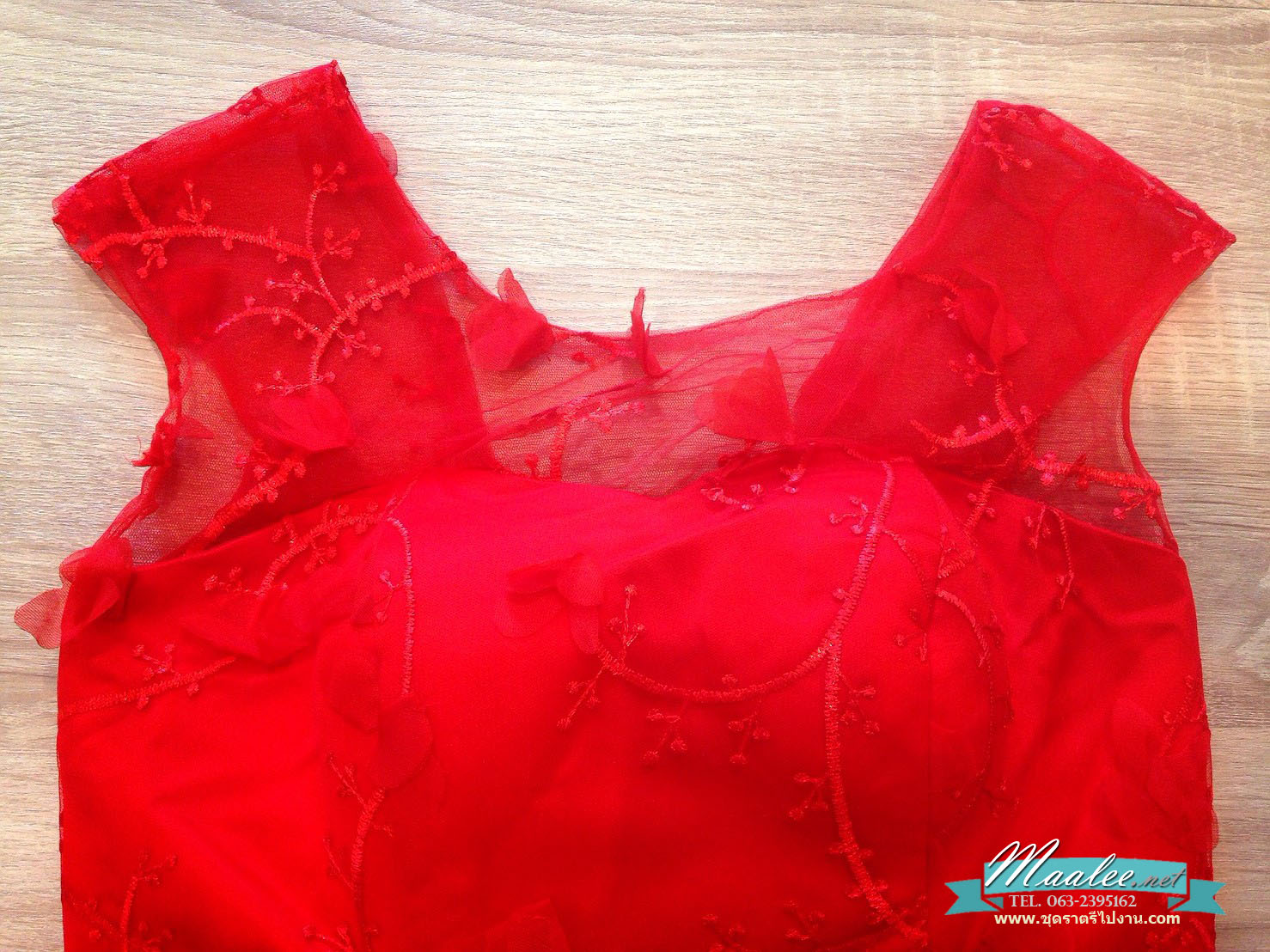 พร้อมเช่า ชุดราตรียาว แบบ C สีแดง แขนสั้น คอปาด ลูกไม้สามมิติทั้งตัว