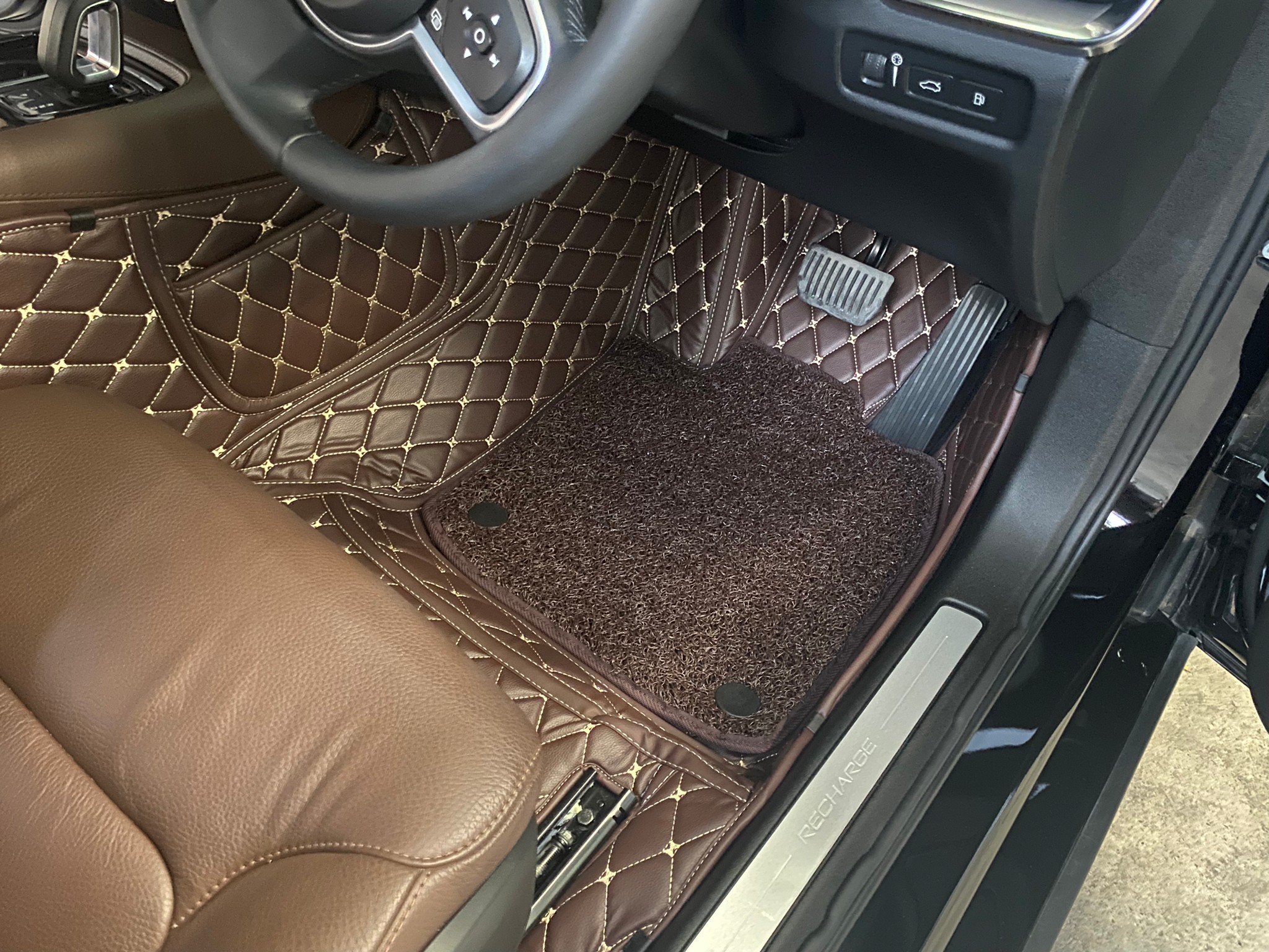 สั่งตัดพรมรถยนต์ Volvo S60 2020-2024 ปูพรม7D สีกาแฟด้ายทอง เสริมด้วย พรมดักฝุ่นสีน้ำตาล