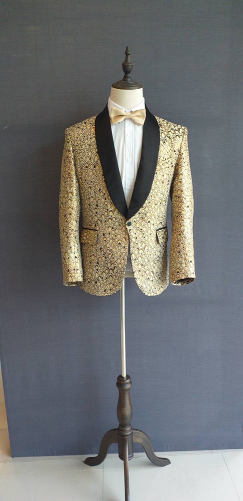 พร้อมเช่า ชุดสูท เสื้อสูทชาย สีทอง ปกทักซิโด้ ทอลาย3มิติ กับกางเกงสีดำ