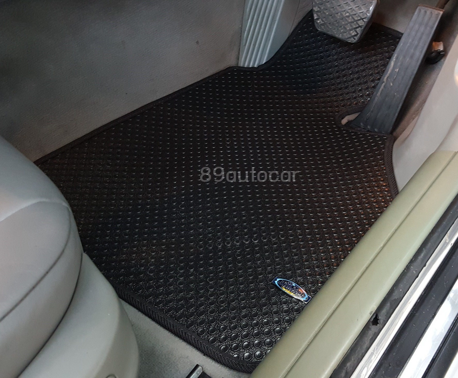 โรงงานผลิตพรมรถยนต์ BMW 323 E46 ปูกระดุมเล็ก สีดำ เข้ารูป