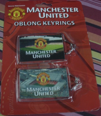 พวงกุญแจ ฟุตบอล สโมสรแมนเชสเตอร์ ยูไนเต็ด - โรงละครแห่งความฝัน ใหม่ / MANCHESTER UNITED Football Club Key Ring - THEATRE of DREAMS NEW