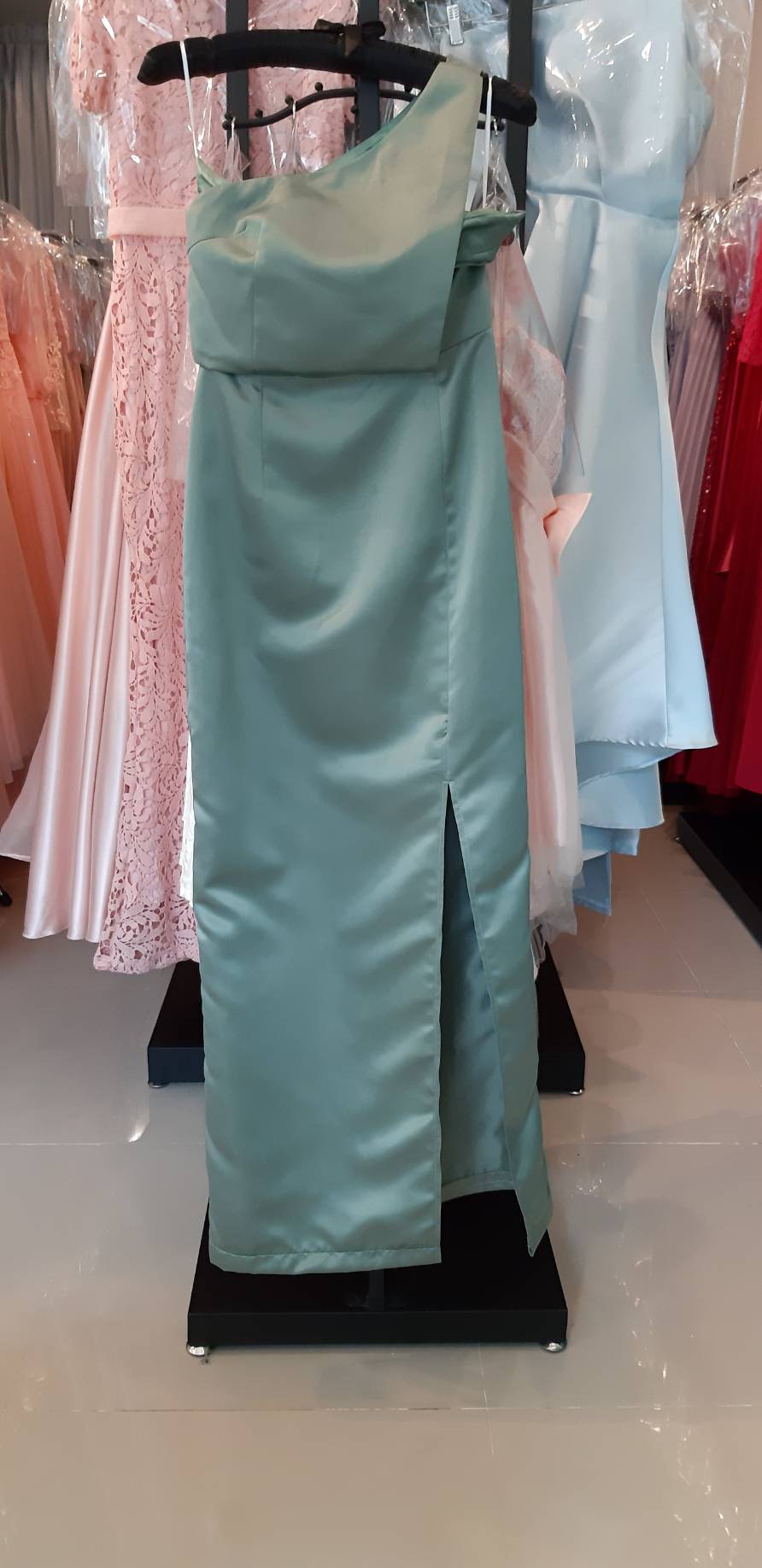พร้อมเช่า ชุดเดรสเข้ารูป ผ่าหน้าขา ผ้า silk polyester คัตติ้งเฉียบ สีเขียวอมเทา sage green