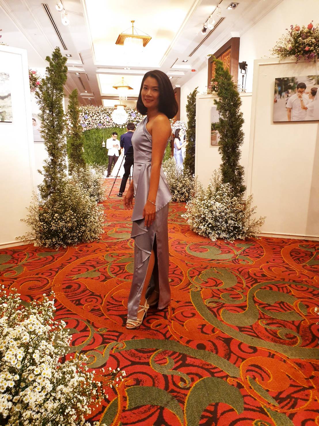 พร้อมเช่า ชุดเดรส เดรสไหล่เดียว ผ้าดัชเชส แพทเทิร์นเนียบ แต่งระบายสะโพก สีฟ้าอมเทา