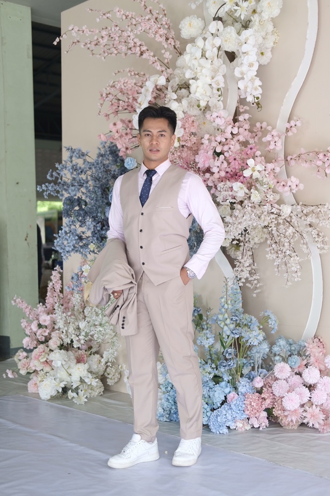 พร้อมเช่า ชุดสูทชาย สีเบจ คลาสสิก รุ่นกระดุมเดียว (พร้อมเสื้อกั๊ก)