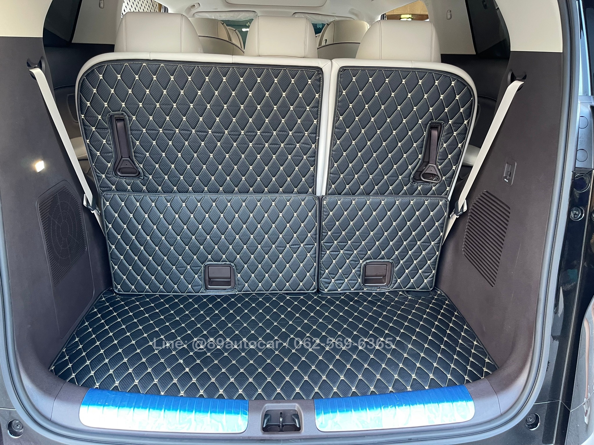 พรมรถยนต์ Denza D9 ปูพรม7D สีดำด้ายทอง ลายเคฟล่า + ไวนิลดักฝุ่นสีดำ เข้ารูป เต็มคัน