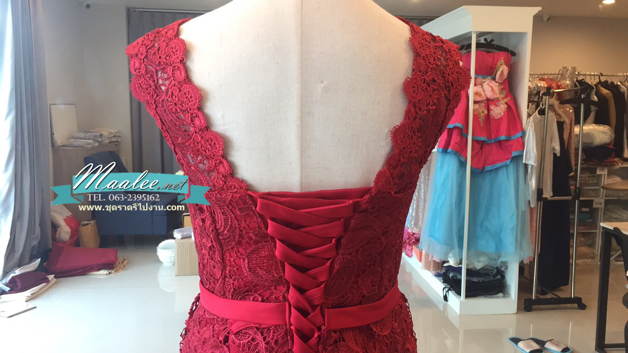 พร้อมเช่า ชุดราตรีสั้น แขนกุด สีไวน์แดง ลูกไม้อย่างดี แต่งโบว์ช่องเอว กระโปรงผ้าซาติน (เชือกผูกหลัง)