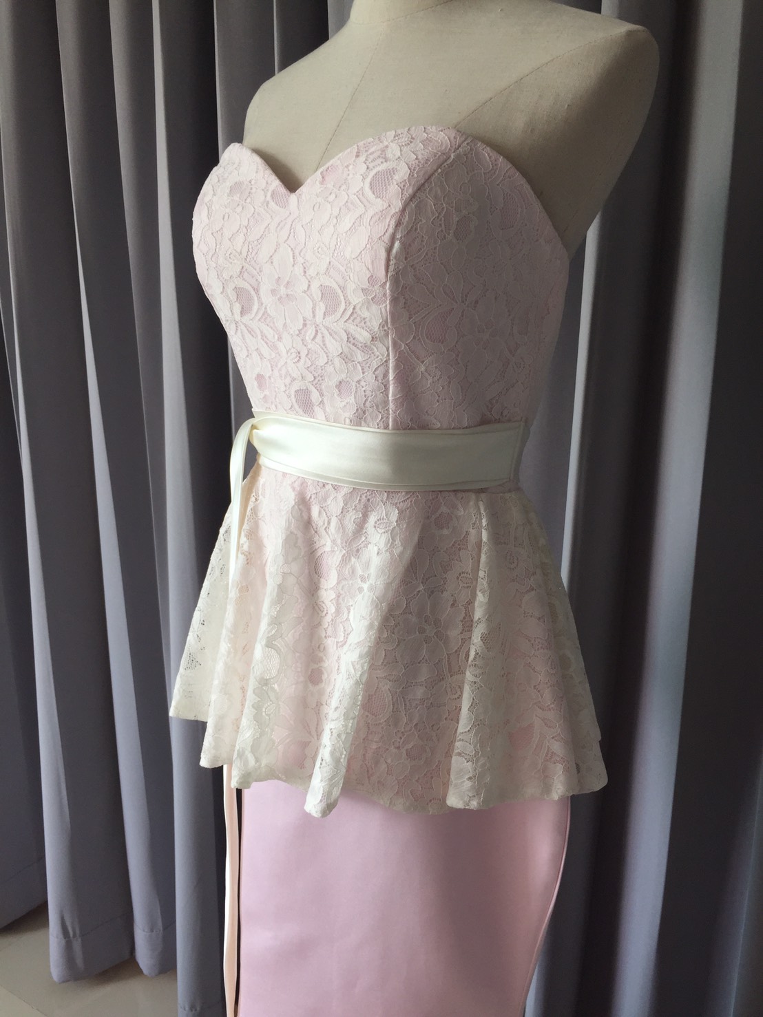 พร้อมส่ง ชุดราตรียาว เกาะอก ลูกไม้สีขาว ระบายช่วงเอวพร้อมโบว์สีขาว ตัวกระโปรงสีชมพูทรงหางปลา