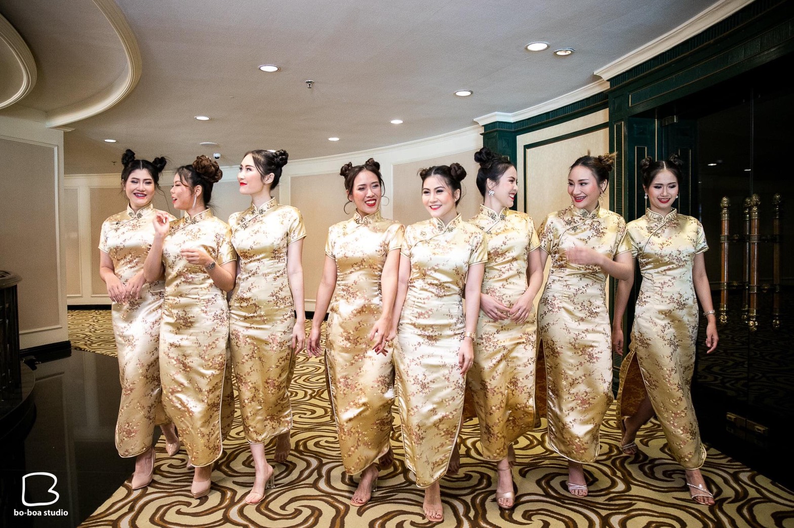 พร้อมเช่า กี่เพ้า สีทอง ลายดอกบ๊วย Cherry Blossom ผ้าไหมจีน กุ๊นขอบ ตัดเย็บอย่างดี