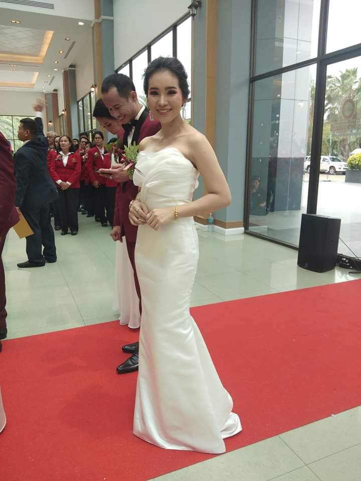 พร้อมเช่า ชุดเจ้าสาว/เพื่อนเจ้าสาว ราตรียาว แบบเกาะอก ทรงหางปลา สีขาว เรียบหรู แต่งผ้าแก้วช่วงอก กระโปรงผ้าซาติน ชายยาว