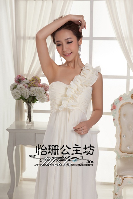 พร้อมเช่า ชุดราตรียาว ไหล่เดียว จับเดรปหน้าอก แต่งระบายช่วงไหล่ สีขาว Off white