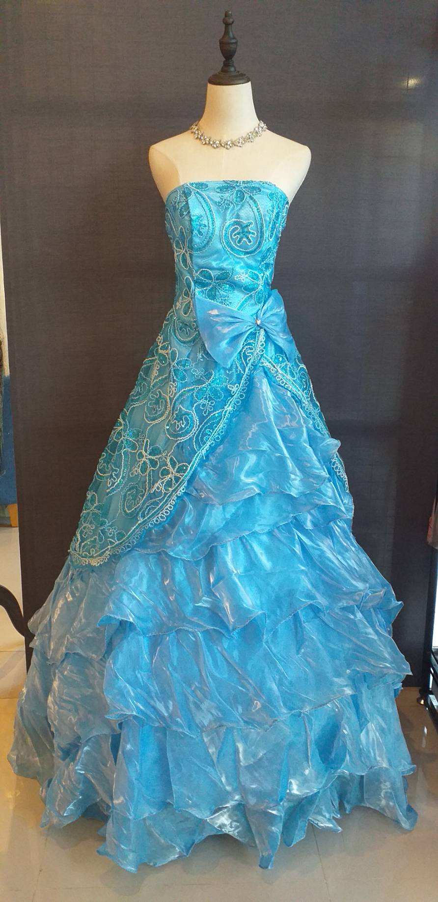 พร้อมเช่า ชุดแฟนซี ชุดราตรียาว สีฟ้า ผ้าแก้วพิมพ์ลายสวย กระโปรงแต่งระบาย