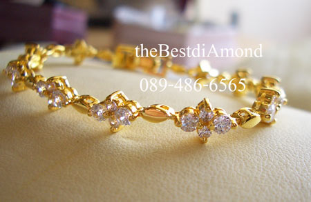 BC008===สร้อยข้อมือเพชรรูปดอกจิกรอบวง=== ดีไซน์น่ารักๆ เป็นรูปดอกไม้ คั่นด้วยทองที่ออกแบบเป็นปล้องๆ ดูลงตัว งานเหมือนจริงสุดๆ หรูหราพอสมควร