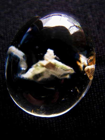 QU0033 แก้วโทน พระธาตุผุดริมแก้ว ดูคล้ายปลา แก้วสวยรวยทรัพย์ ให้โชค ให้ลาภ ด้วยพระธาตุขาวขนาดเม็ดแก้ว 16.83x20.16x12.80 มม. น้ำหนักแก้ว 30.04 ct.