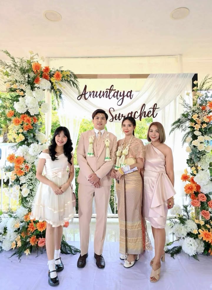 พร้อมเช่า ชุดเดรสสั้น เดรสไหล่เดียว ผ้าดัชเชส แพทเทิร์นเนียบ แต่งระบายสะโพก สีทอง