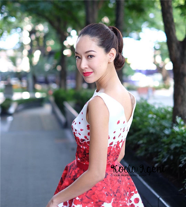 พร้อมเช่า Set ชุดออกงาน ทรงวินเทจ พิมพ์ลายกลีบกุหลาบ เข้ากันทั้งเสื้อและกระโปรง -