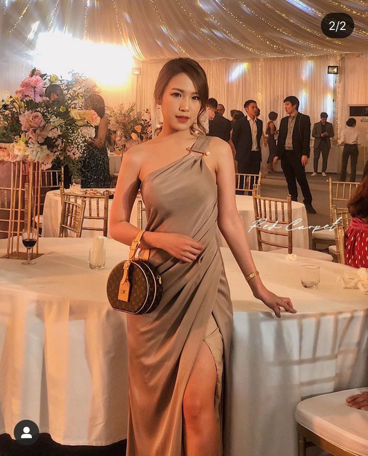 พร้อมเช่า ชุดราตรียาว ชุดเดรส ไหล่เฉียง จับเดรปหน้า สีน้ำเงิน สีกรมท่า