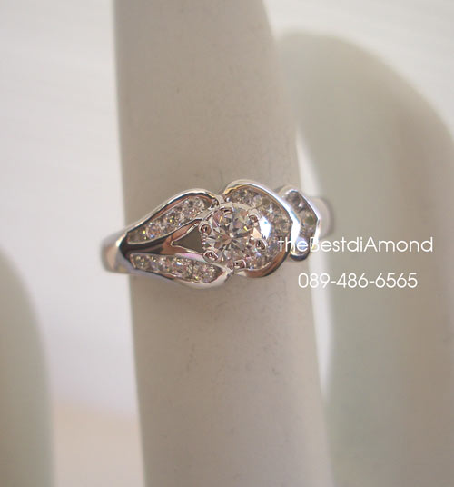 BR418RD++แหวนชู 20 ตัง พร้อมบ่าข้าง 2 แบบ++หรูหรา สวยสุดๆๆ ดีไซน์ดูดีมีรสนิยม เหมือนจริงสุดๆๆเพชรแวววาวมาก ใส่แล้วขับให้นิ้วเรียวสุด ใส่ได้ทุกโอกาส