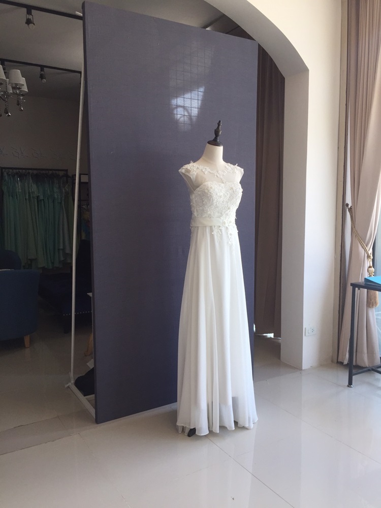 พร้อมเช่า สำหรับสาวไซส์ใหญ่ ชุดราตรียาว สีขาว คอปาด แต่งลูกไม้หรูเซาะดอก ปักลูกปัด