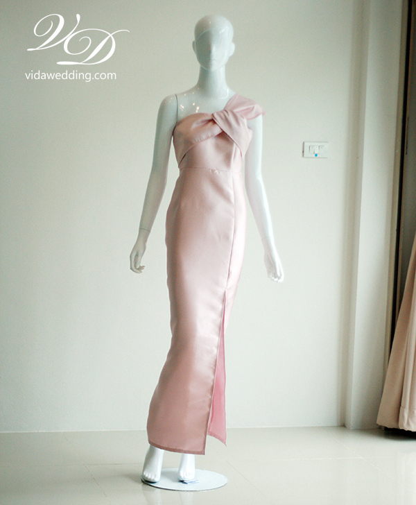 พร้อมเช่า ชุดเดรส เดรสไหล่เดียว เนื้อไหม ไหล่จับเดรป ผ่าหน้าขา สีชมพู