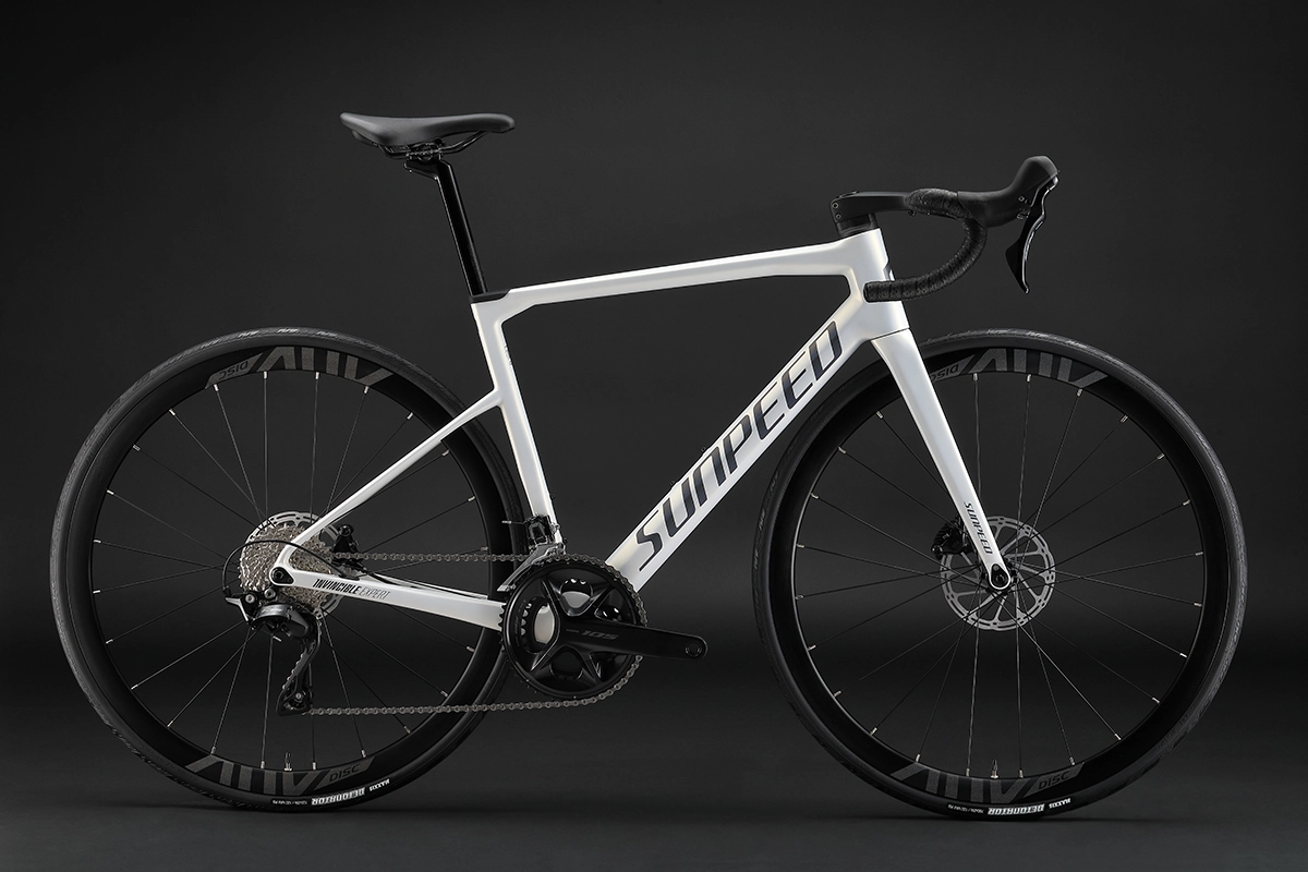 2024 New Invincible Expert Plus จักรยานเสือหมอบเฟรมคาร์บอน พร้อม Shimano 105 R7120 2x12 สปีด