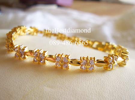 BC007===สร้อยข้อมือเพชรรูปดอกพิกุลรอบวง=== ดีไซน์น่ารักๆ เป็นรูปดอกไม้ คั่นด้วยทองที่ออกแบบเป็นปล้องๆ ดูลงตัว งานเหมือนจริงสุดๆ หรูหราพอสมควร