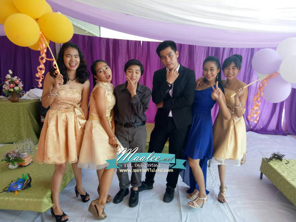 พร้อมเช่า ชุดราตรีสั้น หุ้มคอทรงคอจีน แขนกุด แต่งลูกไม้กระโปรงตาข่าย เพิ่มโบว์ช่วงเอว สวยหรู สีทอง (ซิปหลัง)