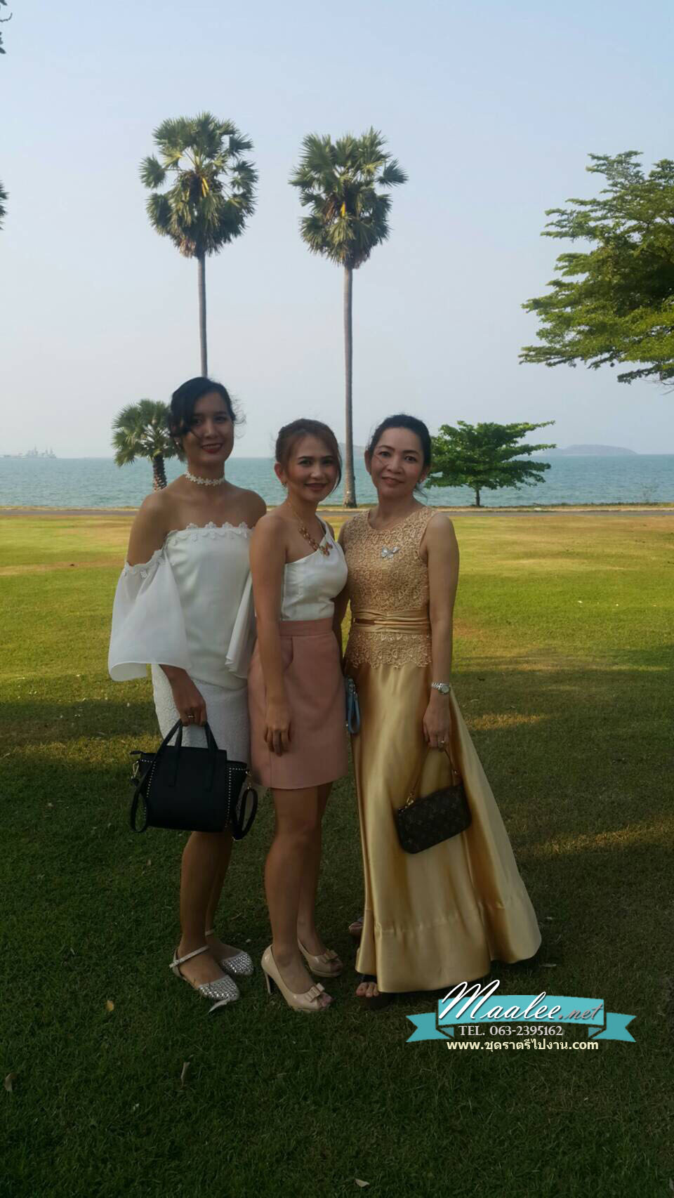 พร้อมเช่า ชุดราตรียาว แขนกุด แต่งลูกไม้ฉลุ ผาคาดเอวซาติน สีทอง สวยเรียบหรู