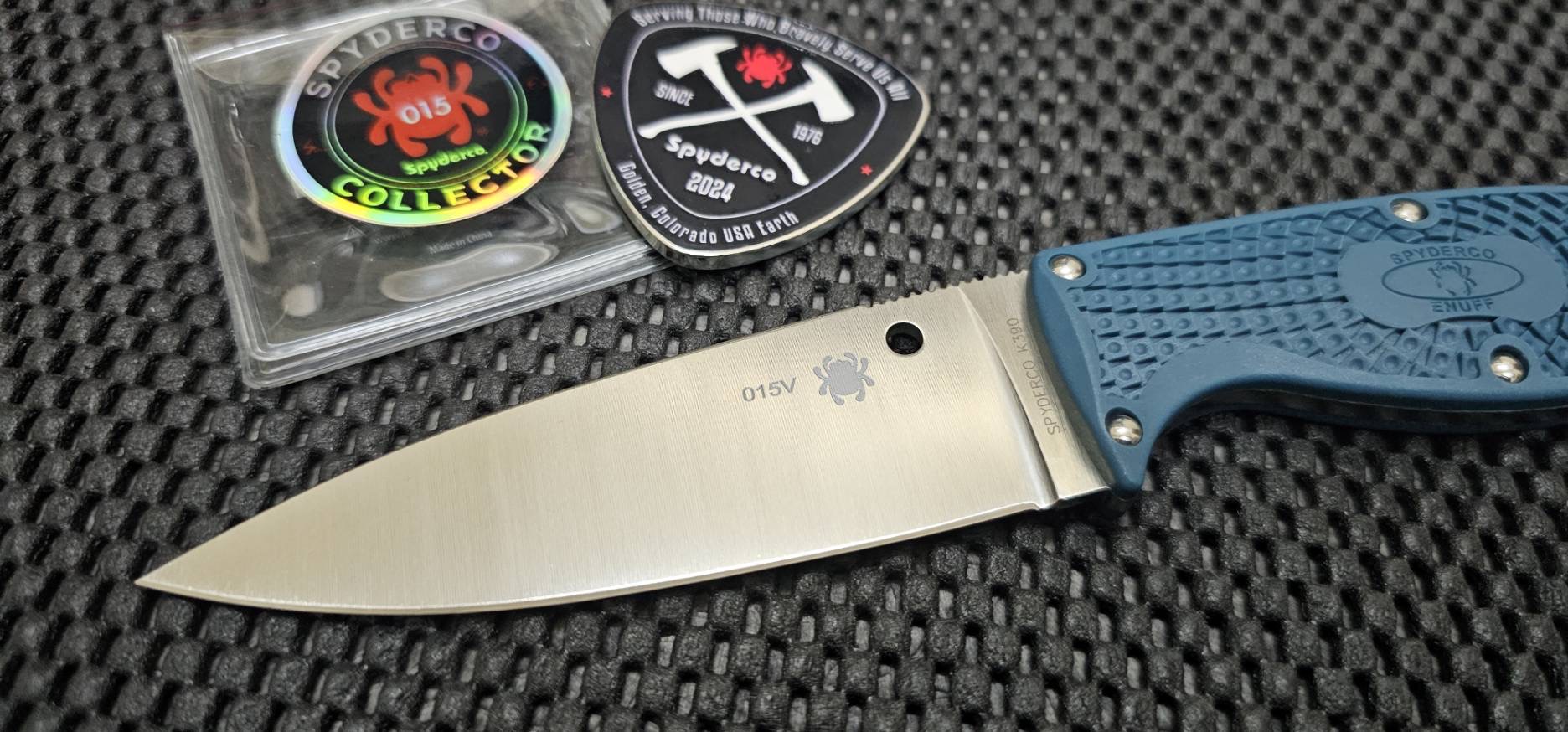 Spyderco Enuff Leaf Fixed Blade Knife Blue FRN (3.95" Satin K390) พร้อมเหรียญ Spyderco Fire Dragon Wildland Firefighter Coin