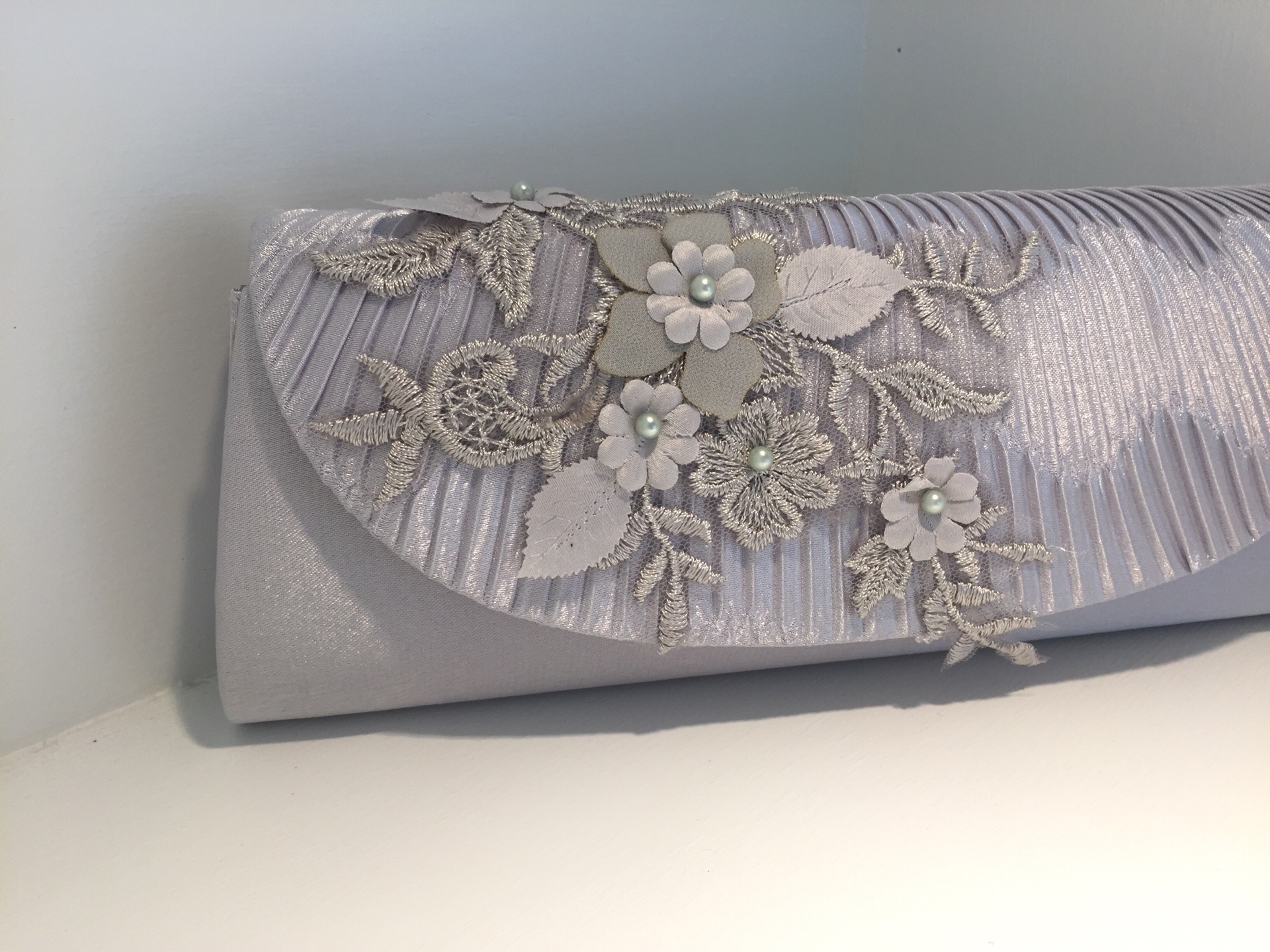 พร้อมส่ง Evening Clutch กระเป๋าออกงาน สีเทา แต่งดอกไม้