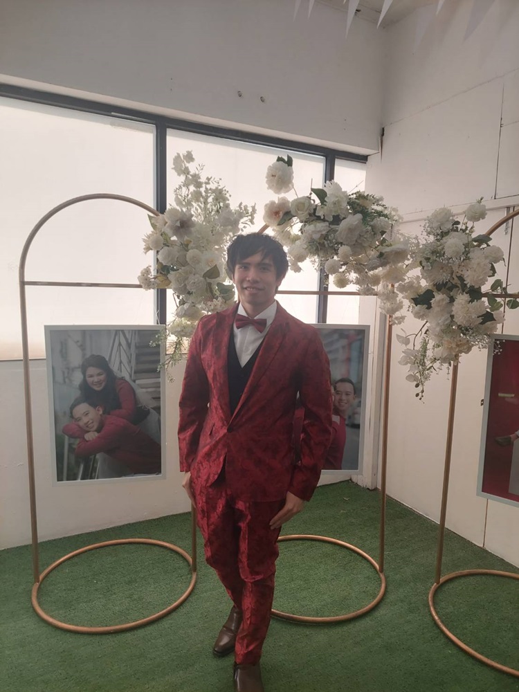 พร้อมเช่า ชุดสูทชาย สีแดง พิมพ์ลาย เนื้อผ้าแพรแบบหรูมาก