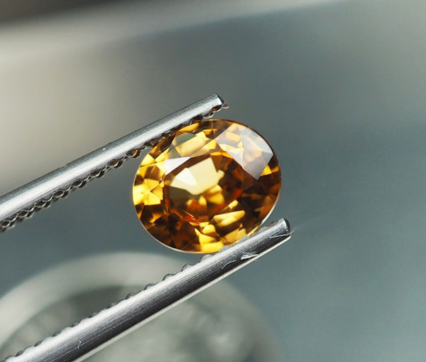 เพทาย 0.93 กะรัตสีเหลืองบุษราคัม