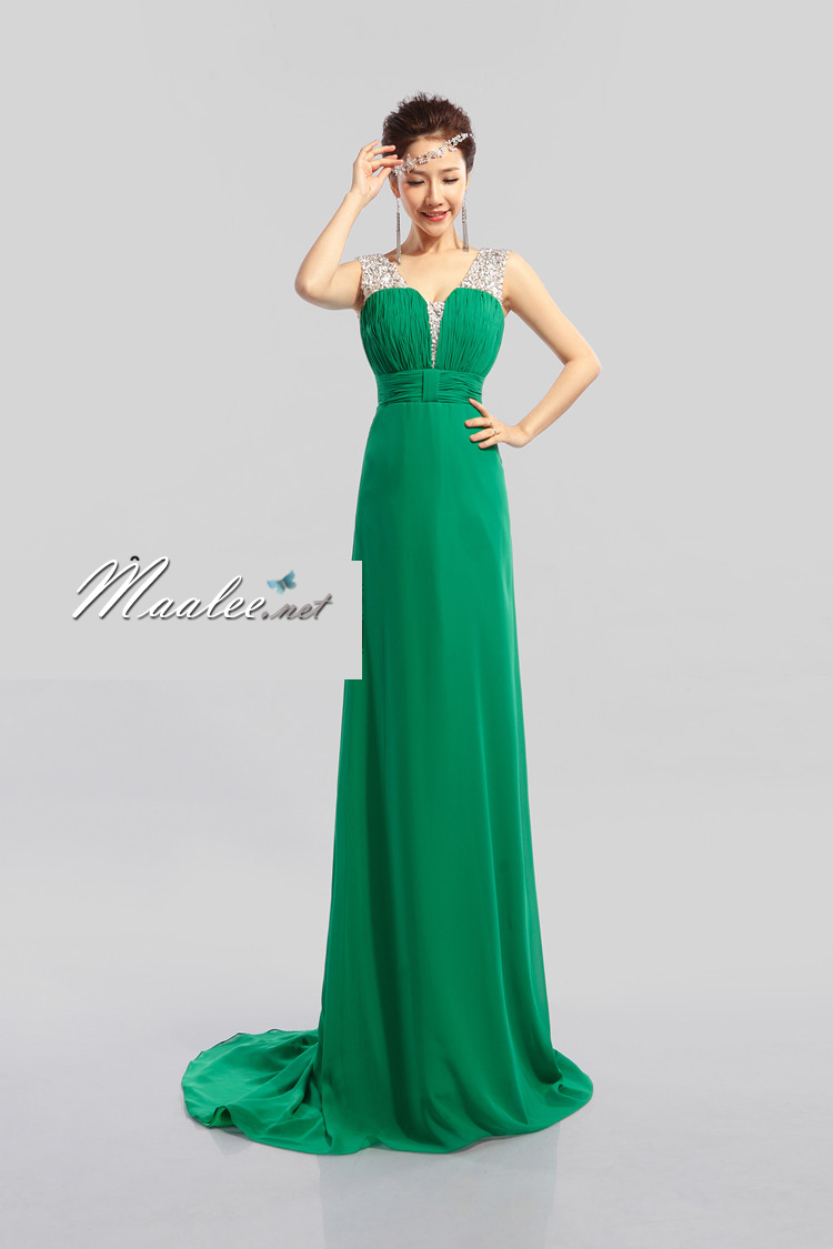 พร้อมเช่า ชุดราตรียาว สีเขียว ปักเลื่อมช่วงอก แบบเปรี้ยวอมหวาน