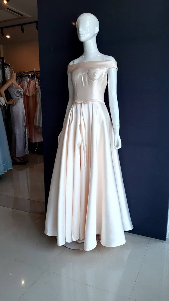 พร้อมเช่า ชุดราตรียาว แบบไหล่ปาด สไตล์วินเทจผ้าไหมดัชเชส กระโปรงทรงA แต่งโบว์2ชั้น ช่วงเอว สีครีม Champagne (เชือกผูกหลัง)