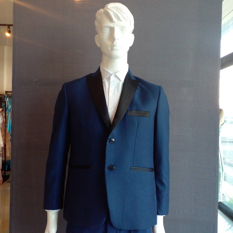 พร้อมเช่า ชุดสูทชาย สีน้ำเงิน แต่งปกสีดำ 2 กระดุม เนื้อผ้าเนี้ยบ