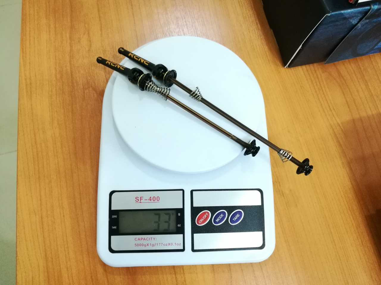 แกนปลดเร็วเสือหมอบ KCNC รุ่น Grooving-QR skewer Titanium สำหรับเสือหมอบ หนัก 33 กรัม !!!