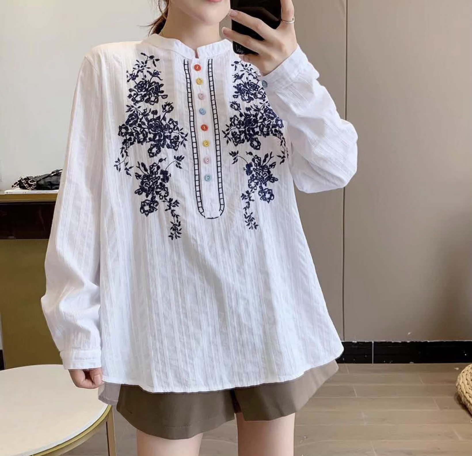 เสื้อผ้าฝ้ายลายปักแต่งกระดุมสี
