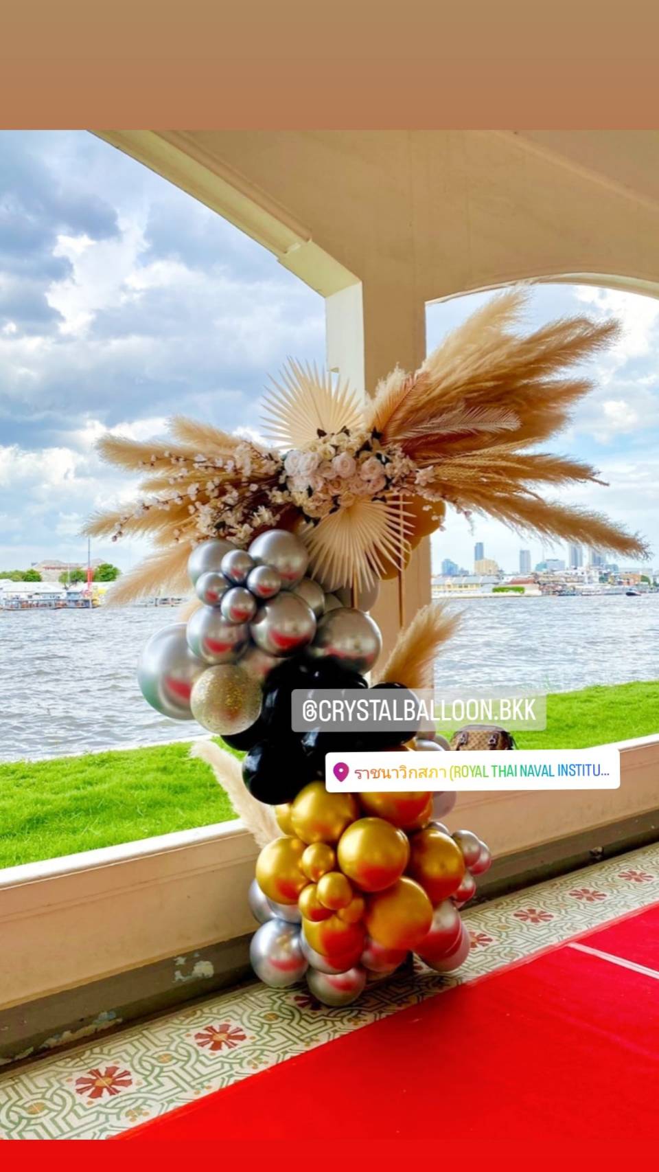 Organic Backdrop Stand 1 ชิ้น Theme ดำ-ทองโครเมี่ยม พร้อม ดอกไม้ประดับ พร้อมตกแต่ง สามารถเปลี่ยนสีลูกโป่งได้
