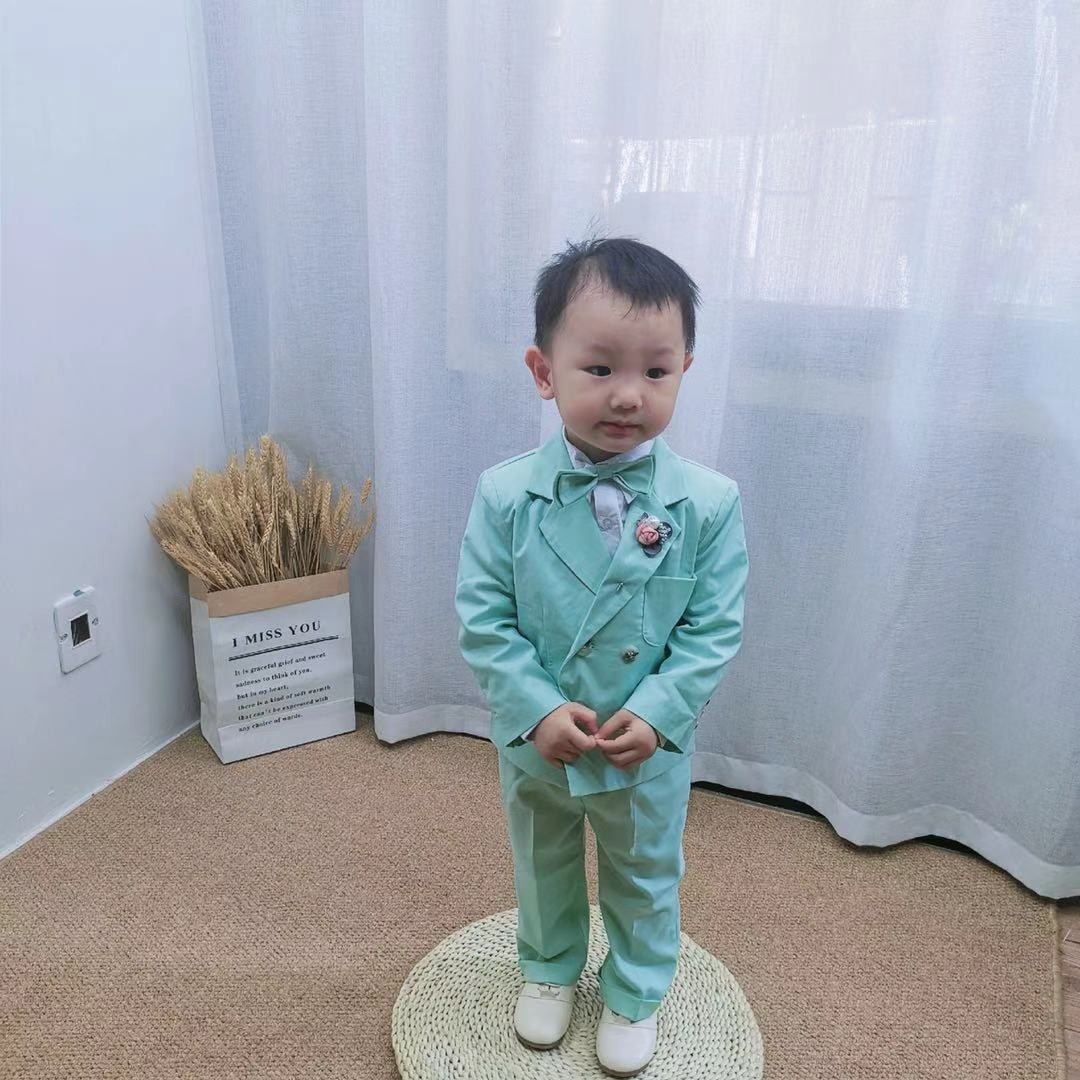 พร้อมเช่า ชุดสูทเด็กชาย สีเขียว กระดุมสองแถว ทอลายในเนื้อผ้า **พร้อมเช่าไซส์ 120, 150**