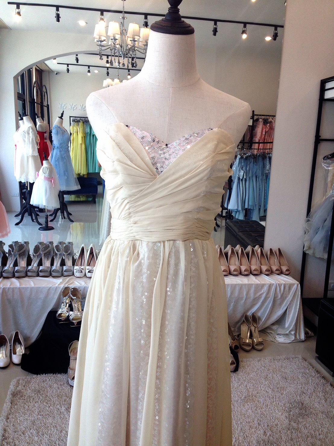 พร้อมเช่า ชุดราตรียาว เกาะอก สีครีม Champagne ตัวชุดสวยหรู แต่งเลื่อมทั้งชุด ผ้าด้านนอกเป็นผ้าชีฟอง (เชือกผูกหลัง)