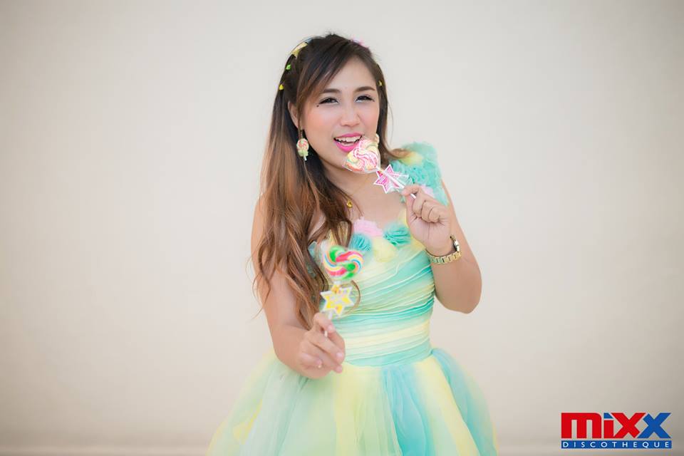 พร้อมส่ง ชุดแฟนซี ชุดราตรีสั้น ลายทาง สีลูกกวาด แต่งดอกไม้ เขียวเหลือง