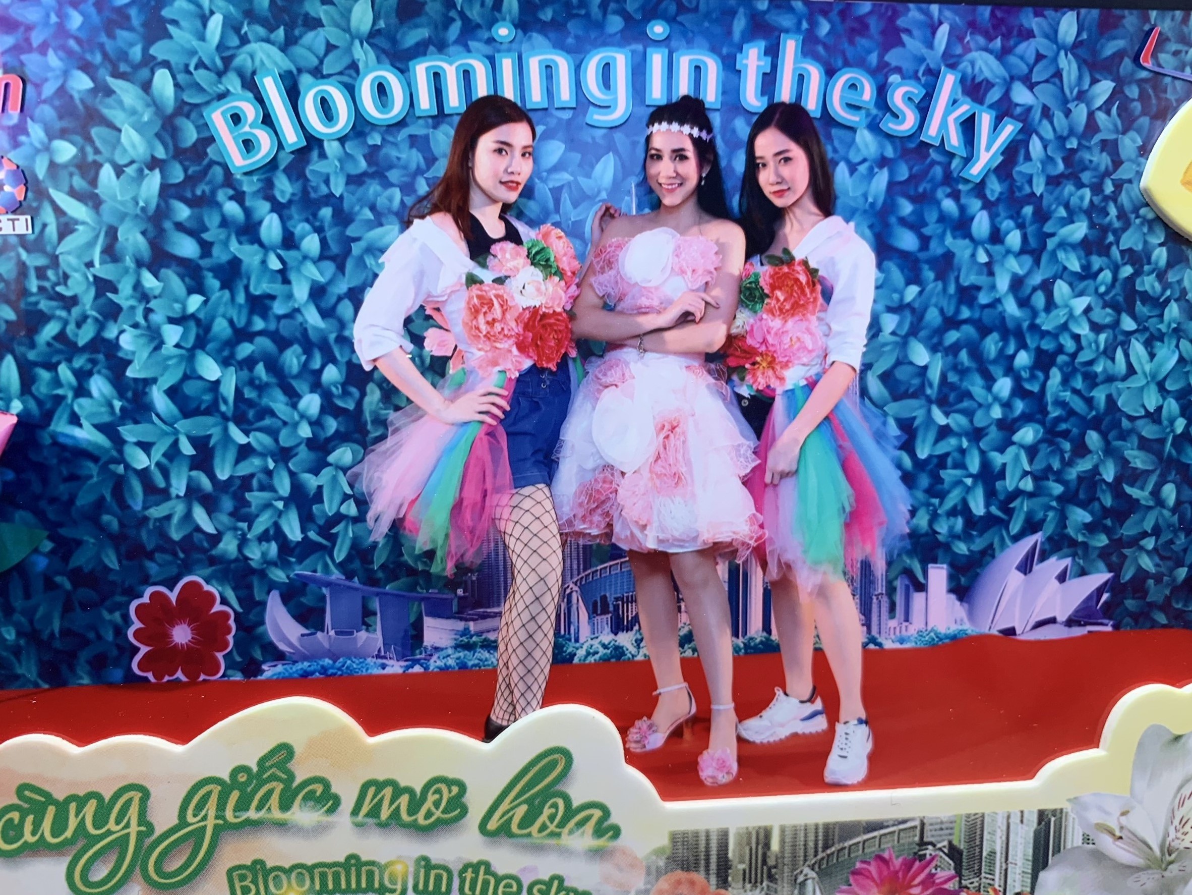 พร้อมเช่า ชุดแฟนซี เช่า 500 ชุดราตรีสั้น ดอกไม้หลากสี กระโปรงสายรุ้ง